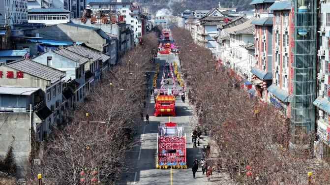 秧歌展演燃动桥山 元宵盛景悦满龙乡